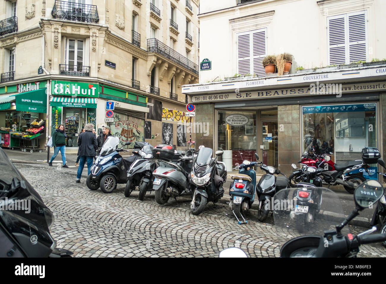 Eine typische Pariser Straße, die Rue Robert Gare, mit quintesseitial Motorroller. Stockfoto