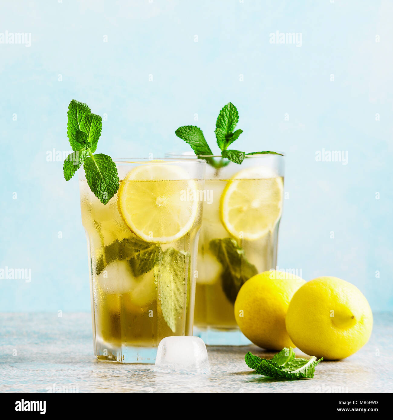 Traditionelle Eistee mit Zitrone und Eis in hohe Gläser Stockfoto