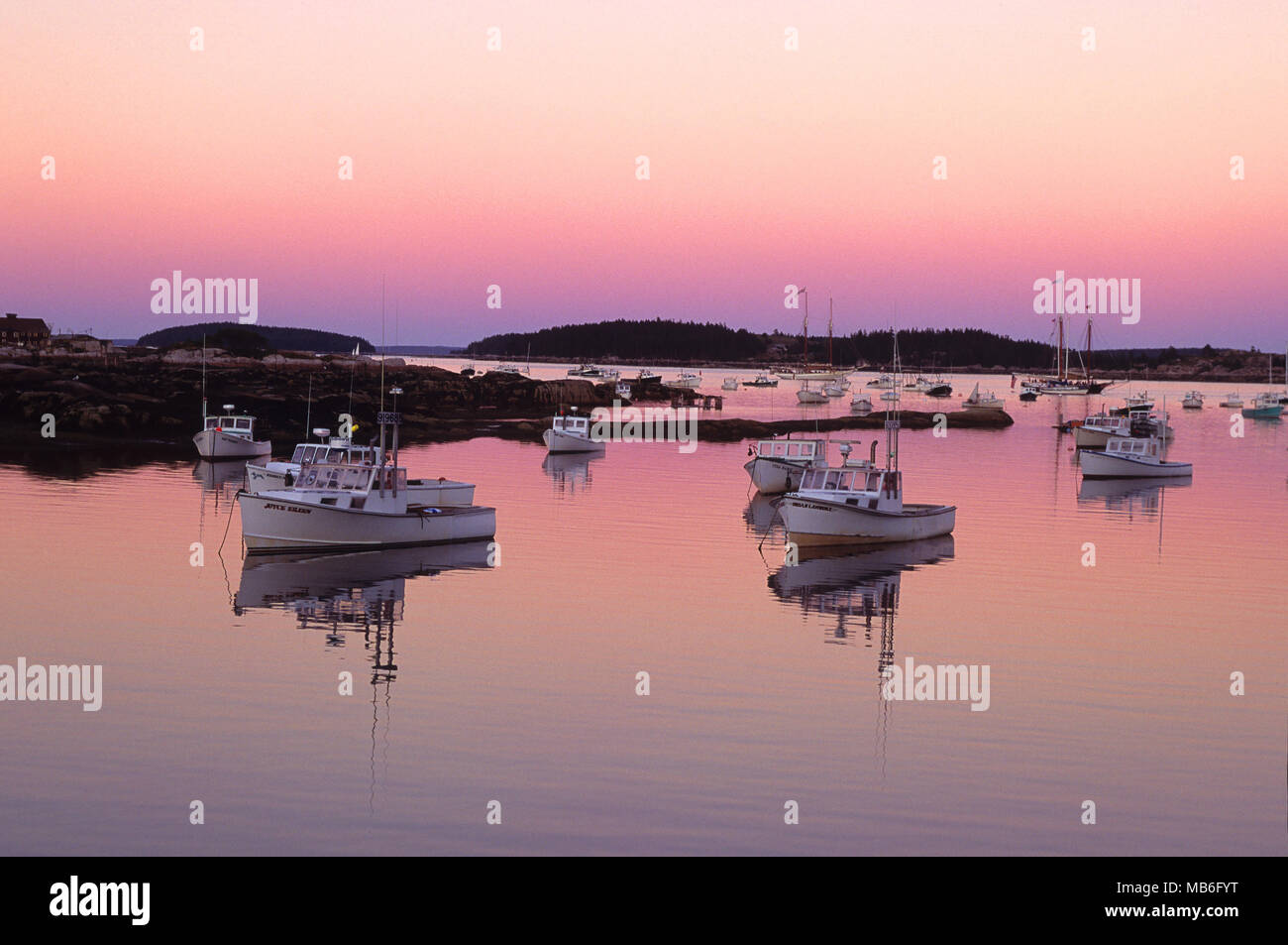 Das Nachleuchten (nach Sonnenuntergang) auf Stonington Harbor, Maine, USA Stockfoto