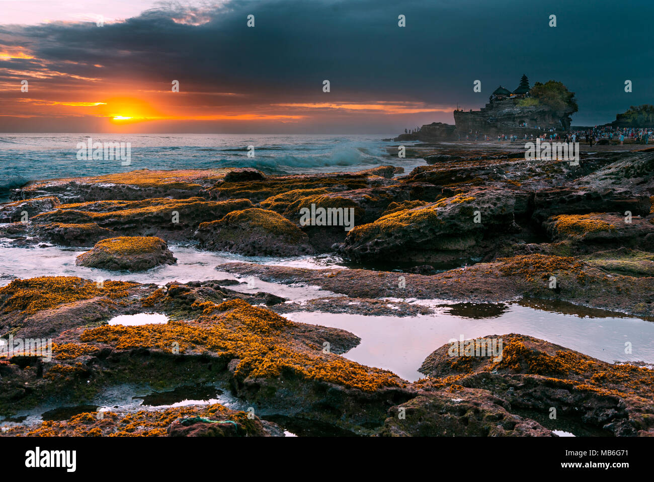 Landschaft mit Tanah Lot Tempel während ocean Tide bei Bali Indonesien. Stockfoto