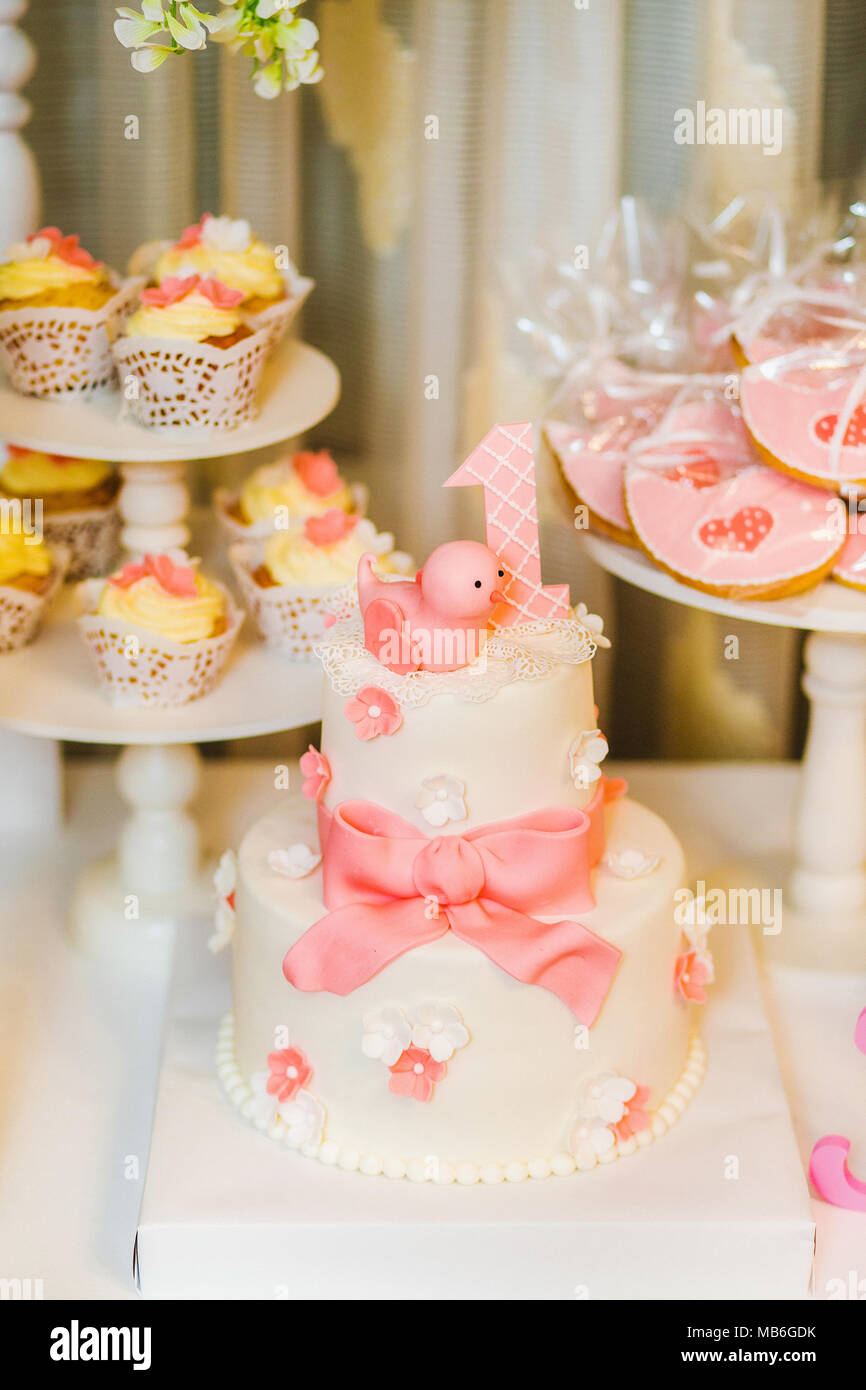 Catering für die Geburtstagsparty. In der Nähe von süßen niedlichen rosa Desserts und Kuchen serviert am Tisch zu Hause oder im Restaurant. Im ersten Jahr des Lebens von littl Stockfoto