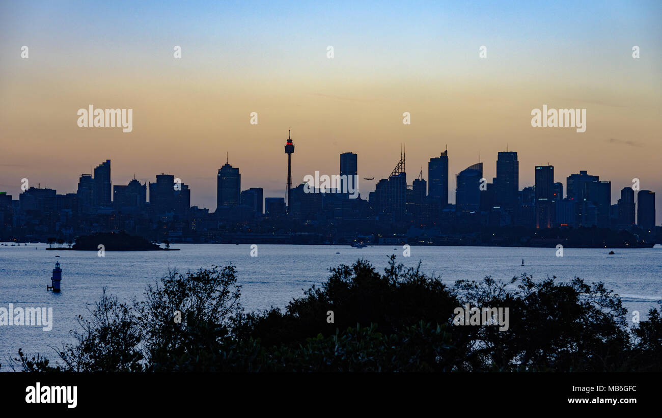 Einen Panoramablick auf Sydney CBD und der Sydney Harbour von Nielsen Park in der Dämmerung Stockfoto