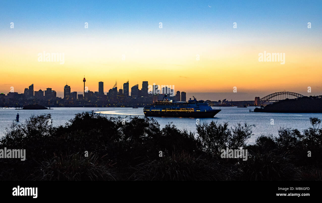 Einen Panoramablick auf Sydney CBD und der Sydney Harbour von Nielsen Park in der Dämmerung mit einem Kreuzfahrtschiff Stockfoto