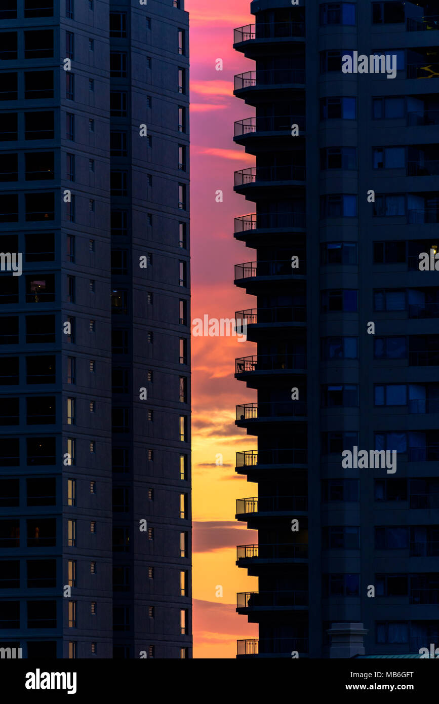 Eine lebendige Sonnenuntergang Himmel zwischen zwei high-rise apartment Gebäude in Sydney, Australien Stockfoto