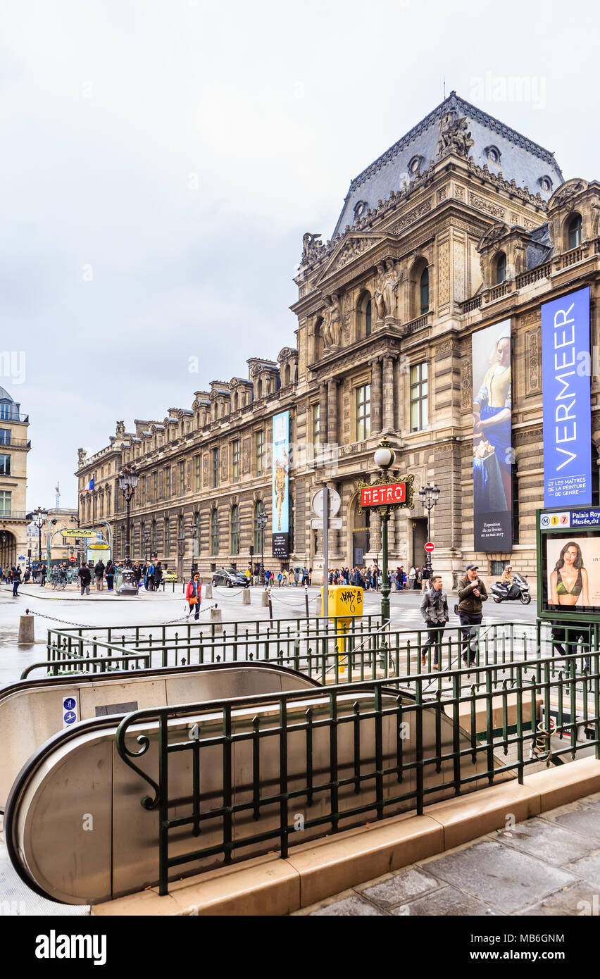 Pariser Metro U-Bahn Eintrag vor dem Louvre Museum. Palais Royal Musée du Louvre entfernt. Paris. Frankreich Stockfoto