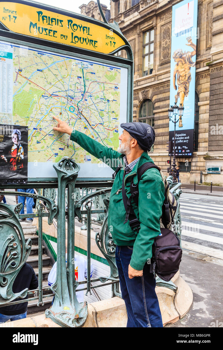 Tourist in Paris, in der Nähe der U-Bahn Plan, auf der Suche nach der Richtung Stockfoto