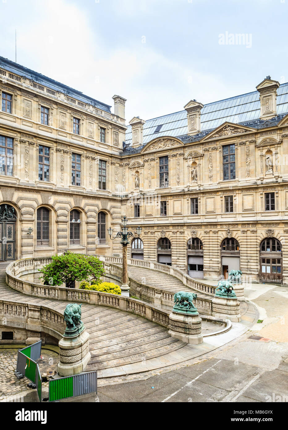 Hufeisen-förmigen Treppe in den Innenhof des Louvre. Paris. Frankreich Stockfoto