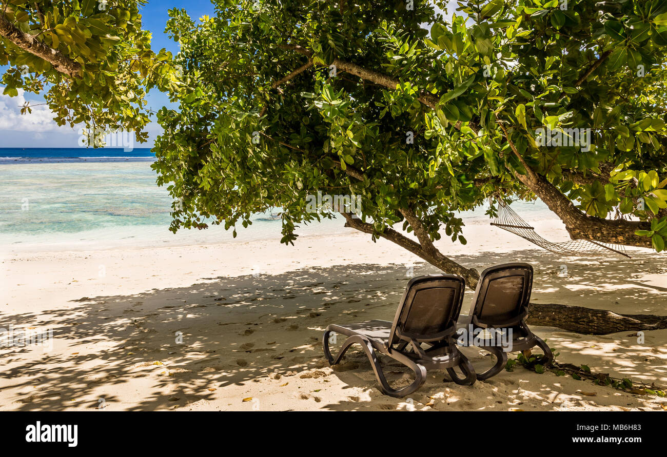 Tropischer Strand und das türkisfarbene Meer Silhouette Island auf den Seychellen Stockfoto