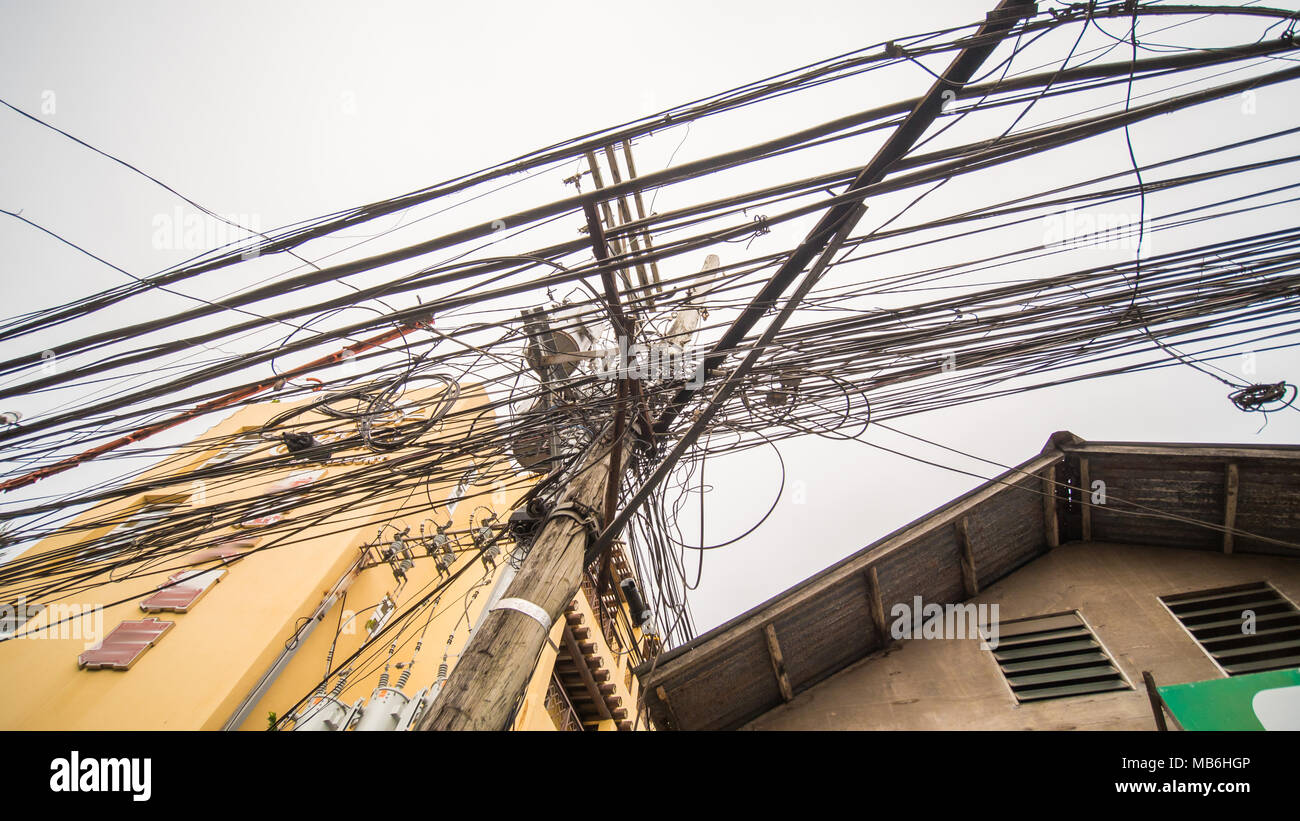 Stromleitungen in der Stadt. Transformatoren und Telefonleitungen gegen den Himmel. Stockfoto