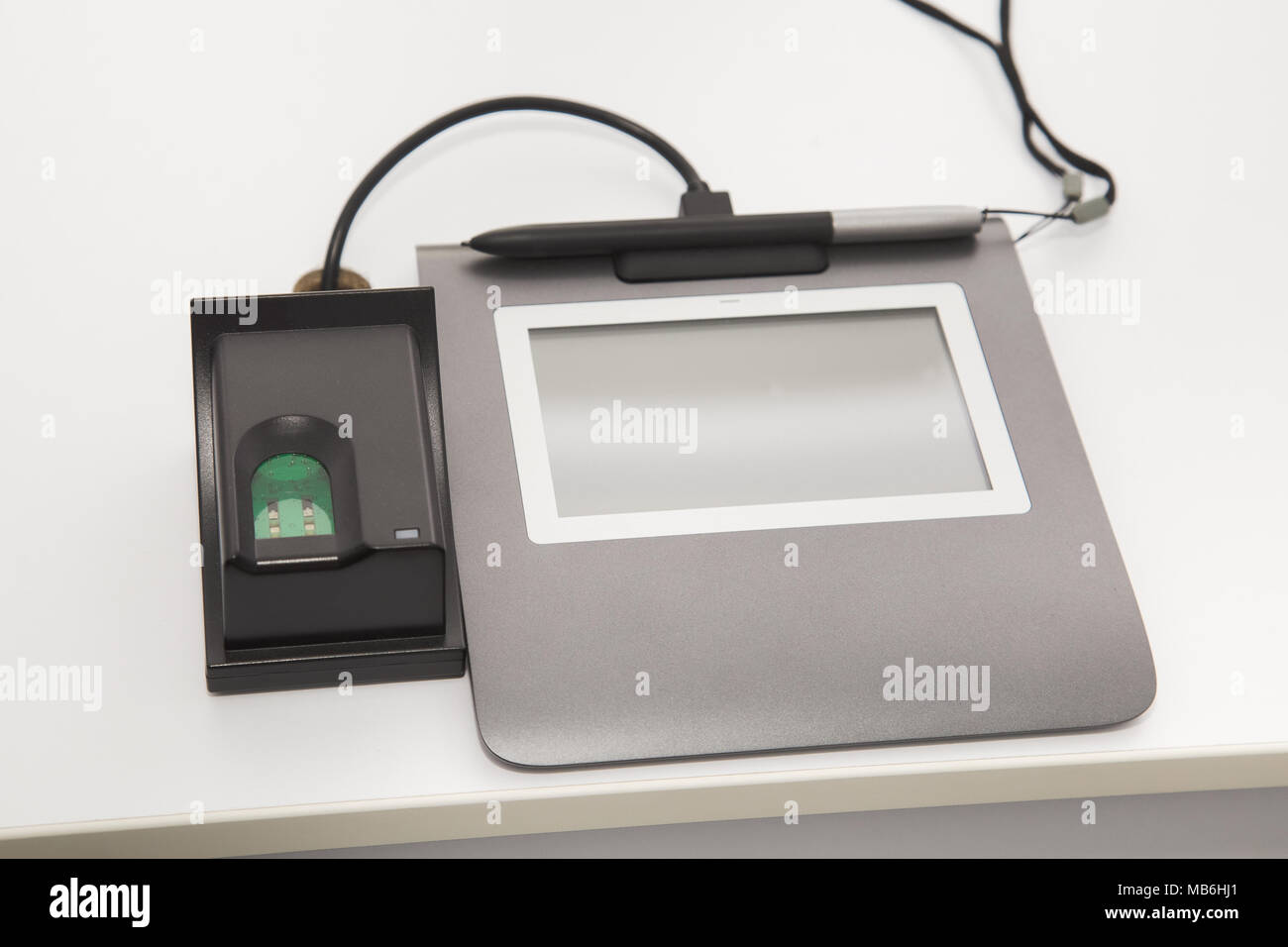 Detailansicht moderner Ausrüstung für das Scannen von Fingerabdrücken und Schreiben digitale Signatur für biometrische ID-Karte. Stockfoto