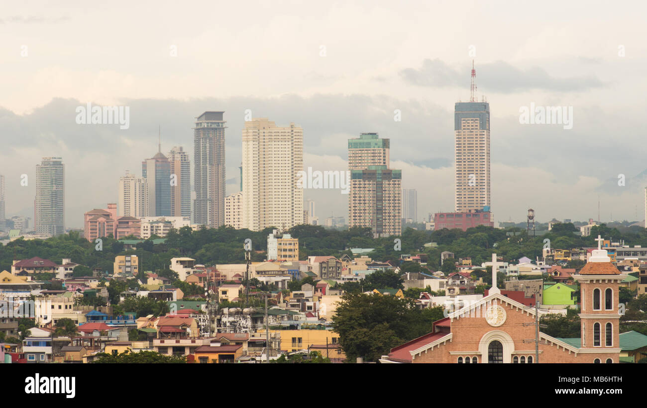 Manila Wolkenkratzer in den bewölkten Abend. Philippinen. Stockfoto