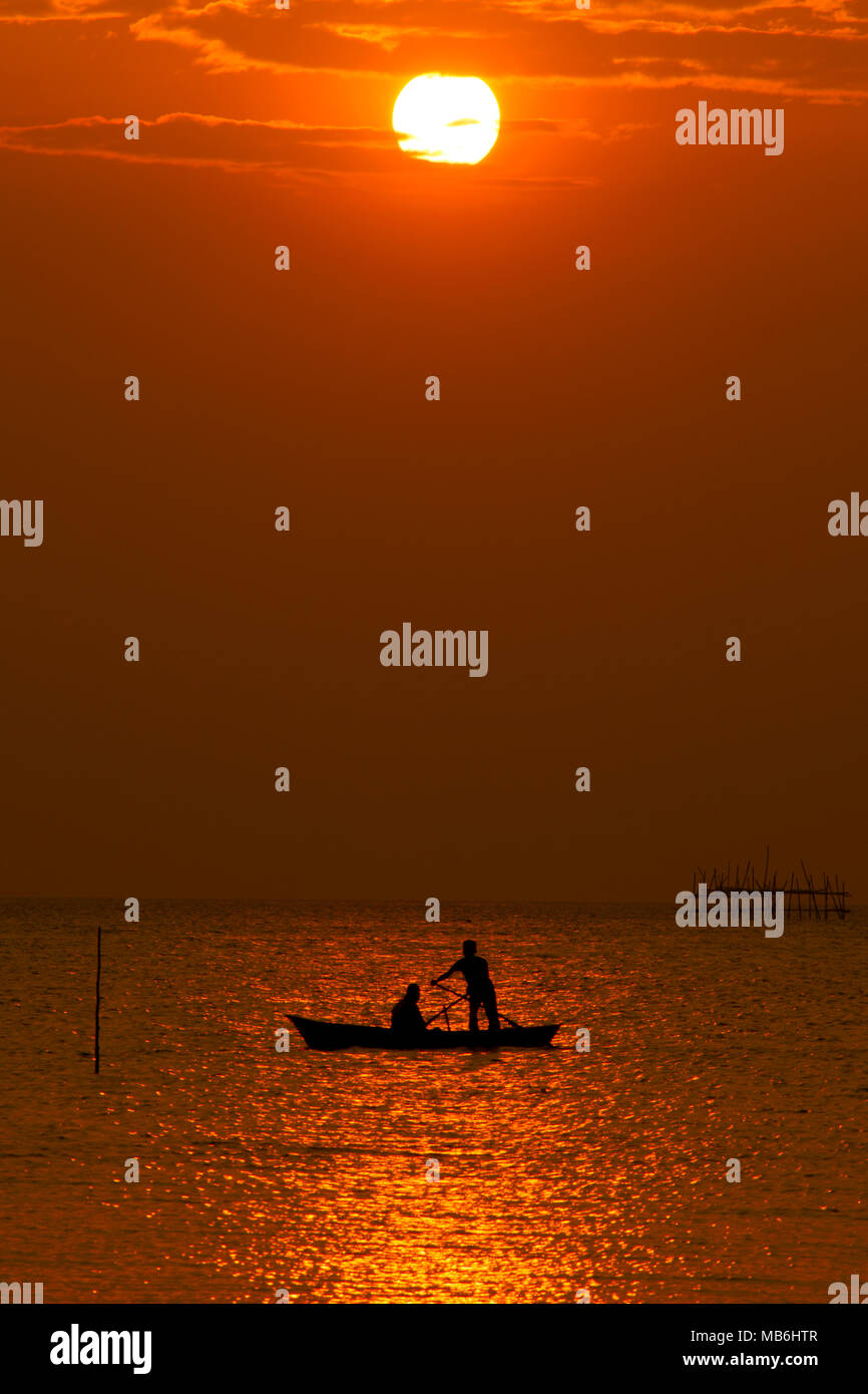 Silhouette fisherman Aktivität am Meer gegen Sonnenuntergang - Bintan Island, Indonesien Stockfoto