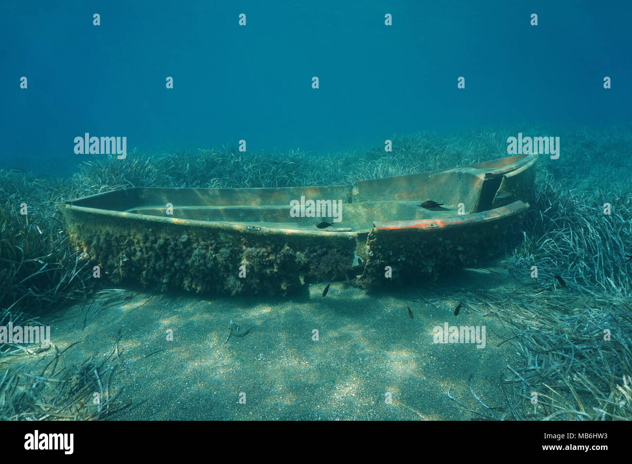 Ein kleines Boot unter Wasser auf dem Meeresboden im Mittelmeer, Katalonien, Costa Brava, Spanien ruiniert Stockfoto
