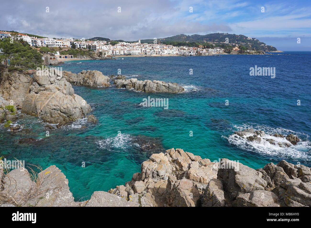 Spanien Mittelmeer Küste mit Felsen und das Dorf Calella de Palafrugell im Hintergrund, Costa Brava, Katalonien, Baix Emporda Stockfoto