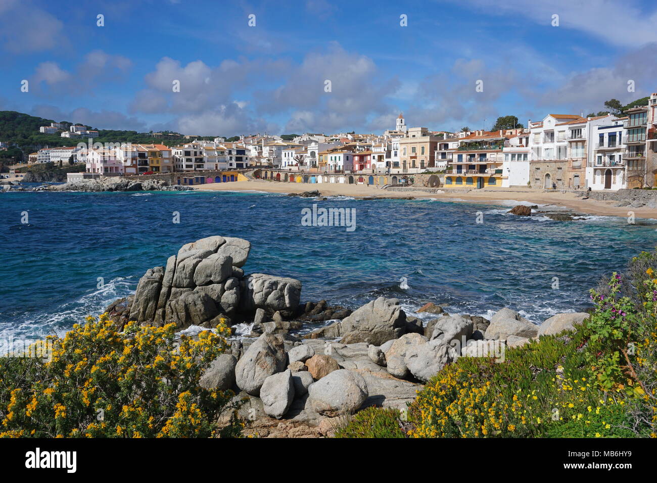 Spanien Küste des Mittelmeers Dorf Calella de Palafrugell mit Sandstrand und Felsen, Costa Brava, Katalonien, Baix Emporda Stockfoto