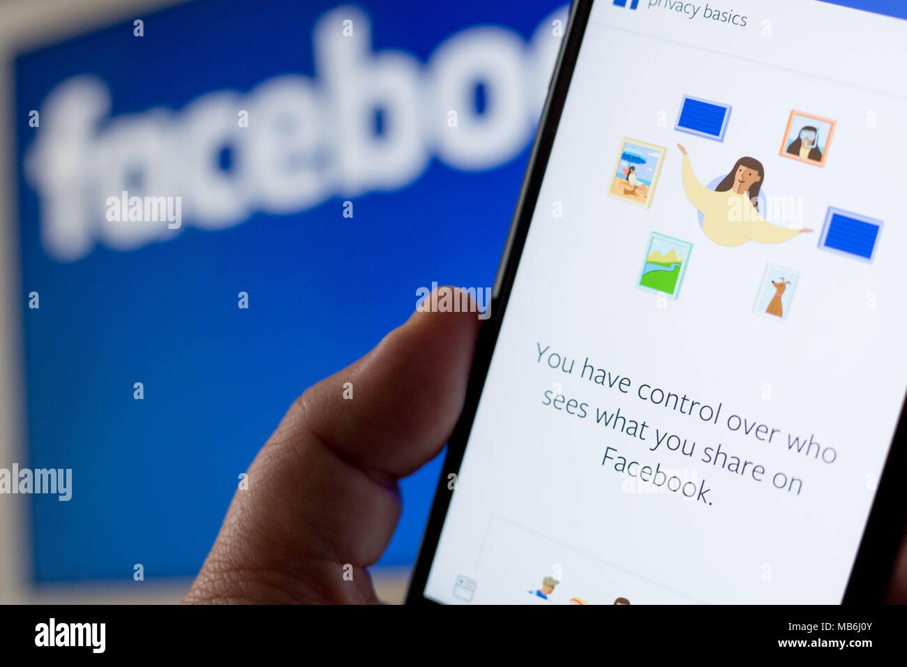 In einem Foto Illustration, ein Bild aus dem Facebook App auf dem iPhone vor einem Facebook Logo gesehen, 7. April 2018. Stockfoto
