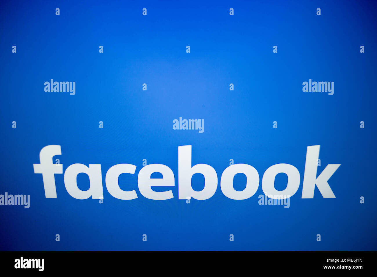 In einem Foto Illustration, die Facebook-Logo ist auf einem Bildschirm gesehen, 7. April 2018. Stockfoto