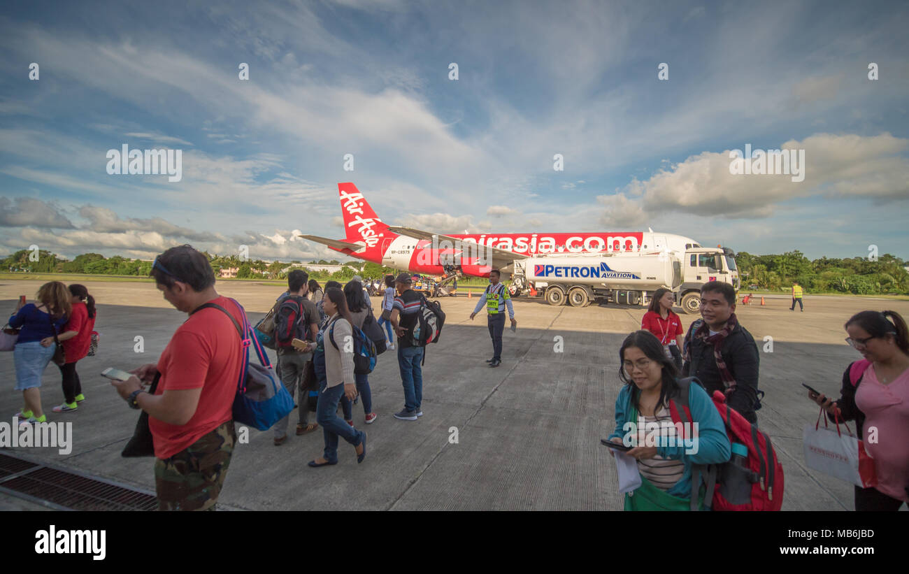 Tagbilaran, Phllipines - Februar 1, 2018: Laden von Gepäck in das Flugzeug auf dem Flughafen von Tagbilaran. Stockfoto
