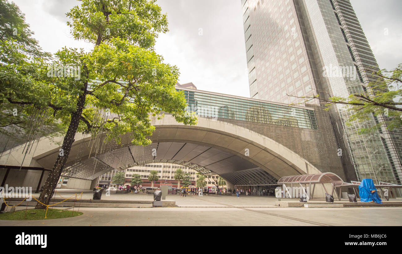 MANILA, Philippinen - November 28, 2017: Ayala Dreieck in Makati City, Metro Manila, Philippinen. Metro Manila ist eines der größten städtischen Gebieten in der Welt mit 24 Millionen Menschen. Stockfoto