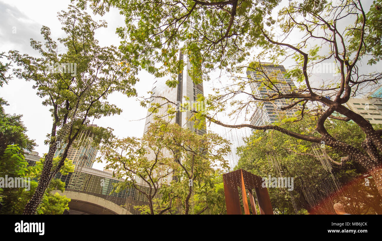 MANILA, Philippinen - November 28, 2017: Ayala Dreieck in Makati City, Metro Manila, Philippinen. Metro Manila ist eines der größten städtischen Gebieten in der Welt mit 24 Millionen Menschen. Stockfoto