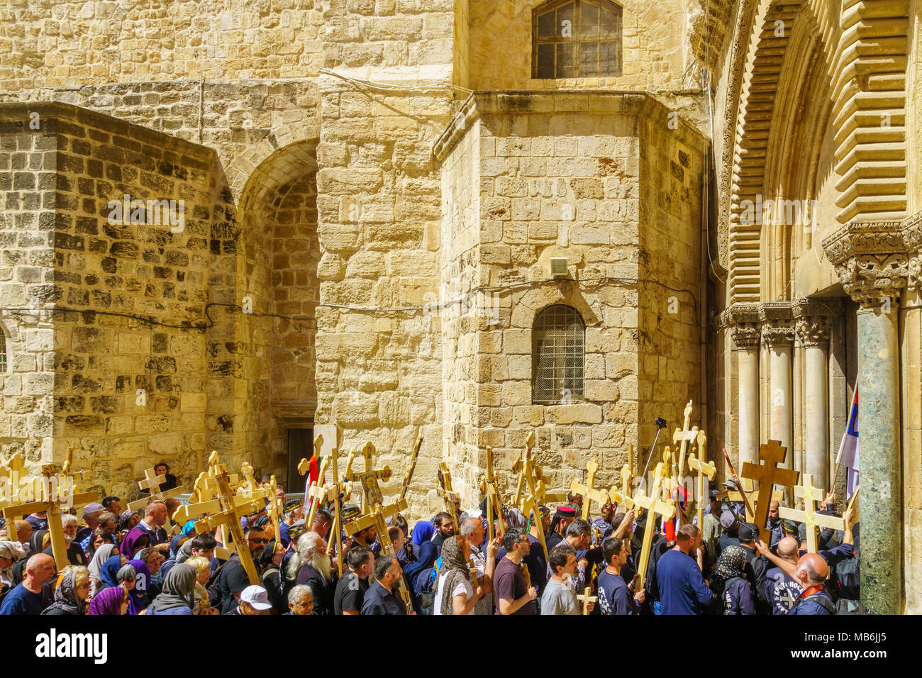 Jerusalem, Israel - 6. April 2018: Die orthodoxen Karfreitag Szene im Hof der Kirche des Heiligen Grabes, mit Pilgern, die Kreuze. T Stockfoto