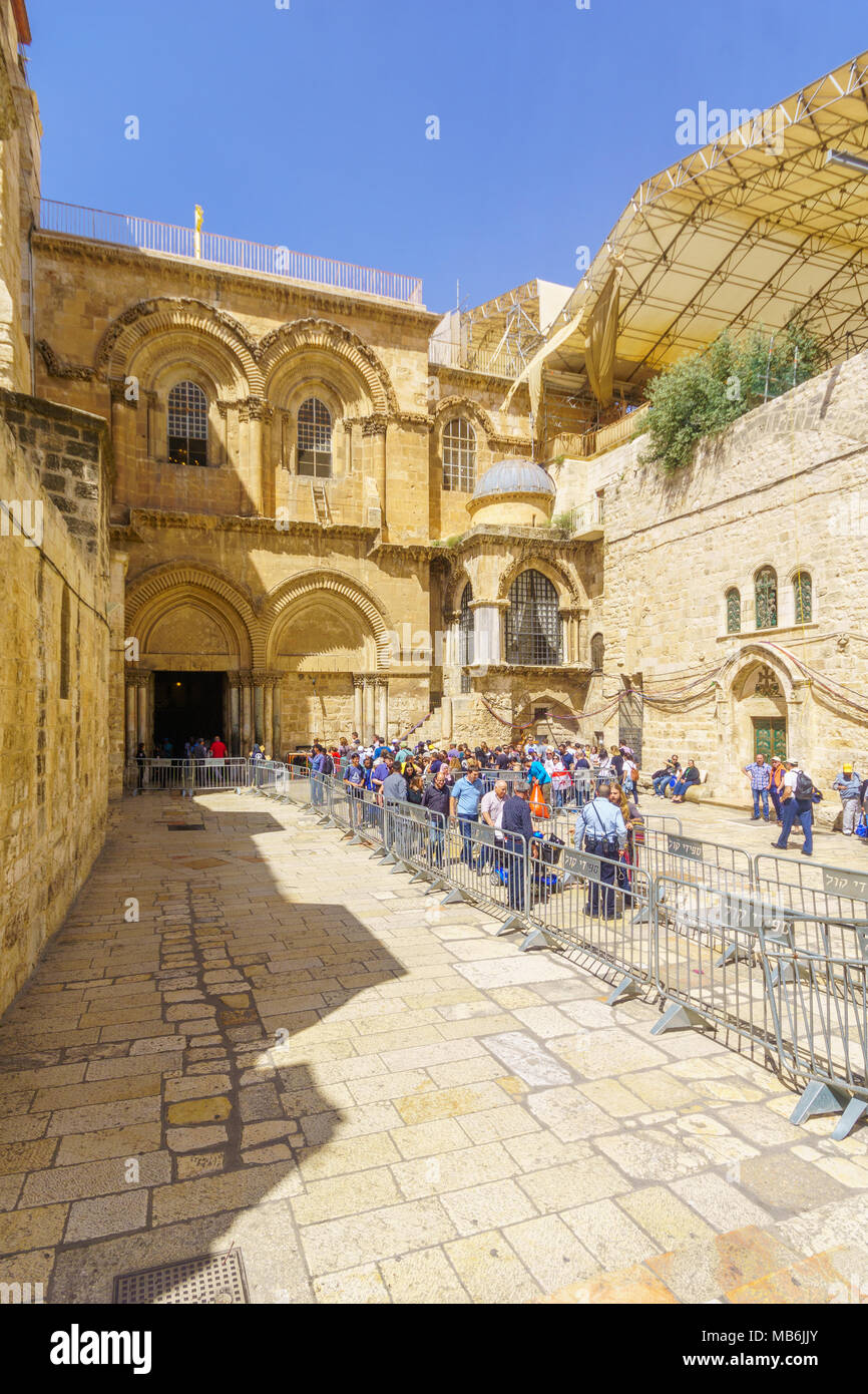 Jerusalem, Israel - 6. April 2018: Die orthodoxen Karfreitag Szene im Hof der Kirche des Heiligen Grabes, mit Pilgern. Die alte Stadt von Je Stockfoto