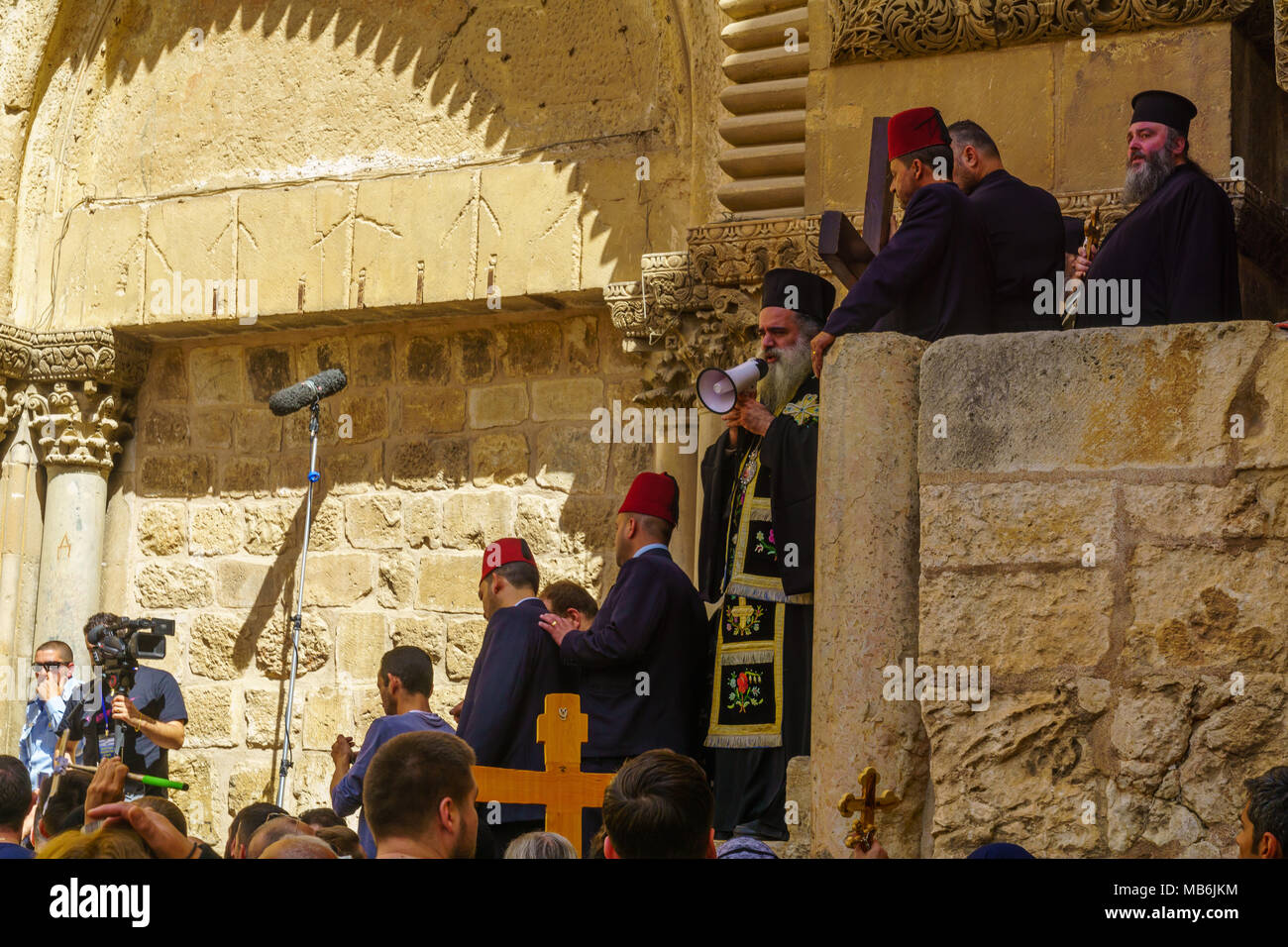 Jerusalem, Israel - 6. April 2018: Die orthodoxen Karfreitag im Hof der Kirche des Heiligen Grabes, mit der griechischen Patriarchen Segen der c Stockfoto