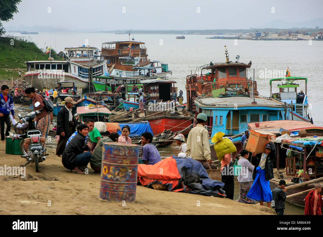 Lokale Leute, die in einem Lkw am Ayeyarwady Fluss Hafen in Mandalay, Myanmar. Ayeyarwady Fluss ist der grösste Fluss in Myanmar. Stockfoto