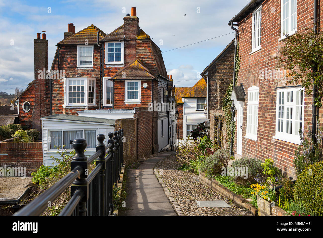 Roggen, Großbritannien - 5. APRIL 2018: die Straße im alten Teil von Rye, East Sussex; Roggen ist eine mittelalterliche englische Stadt und beliebtes Ausflugsziel. Stockfoto