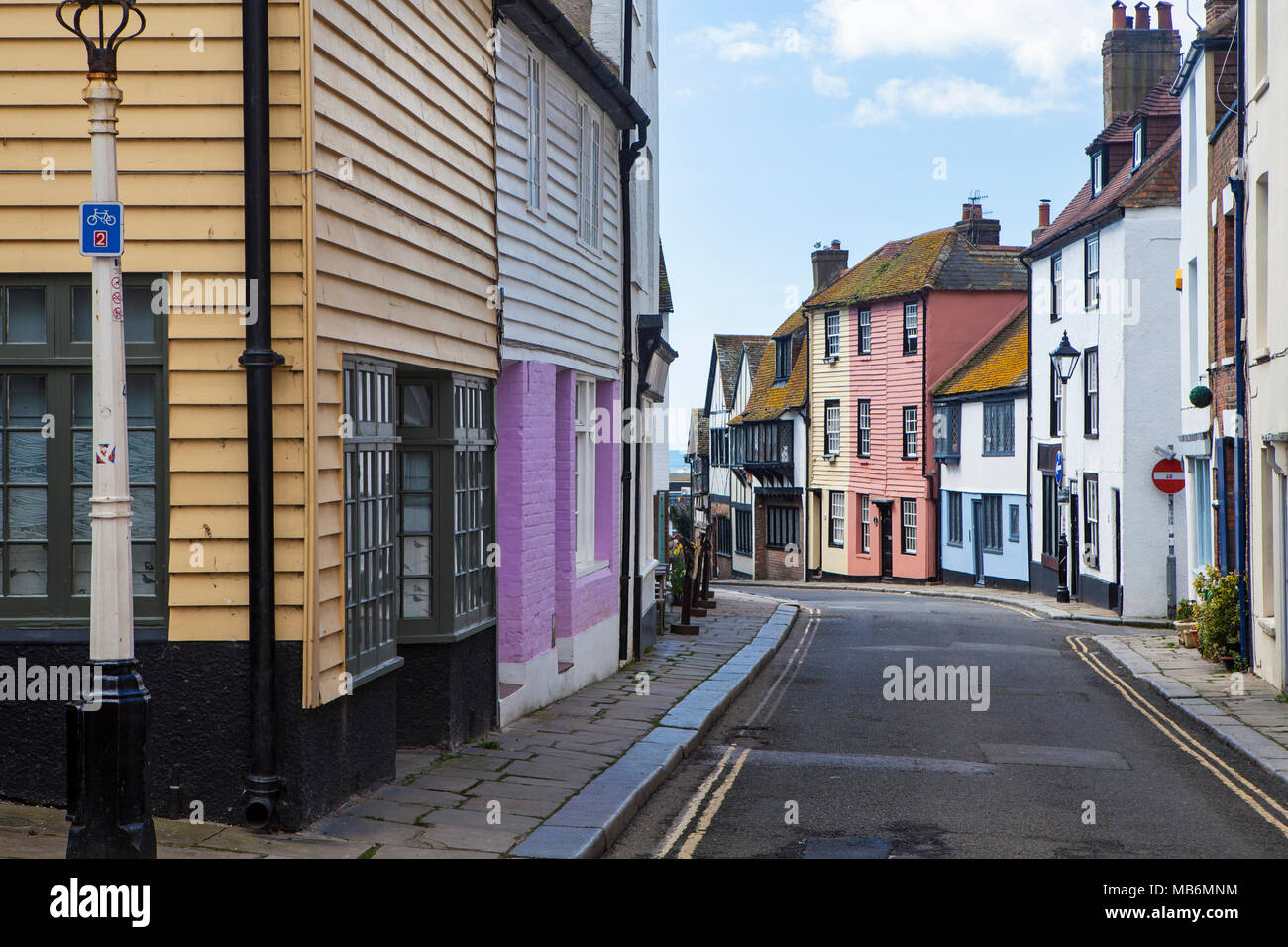 HASTINGS, Großbritannien - 5. APRIL 2018: Blick auf die ruhige Straße in der Küstenstadt Hastings mit traditionellen Haus. Hastings ist eine historische Stadt für die 10 bekannten Stockfoto