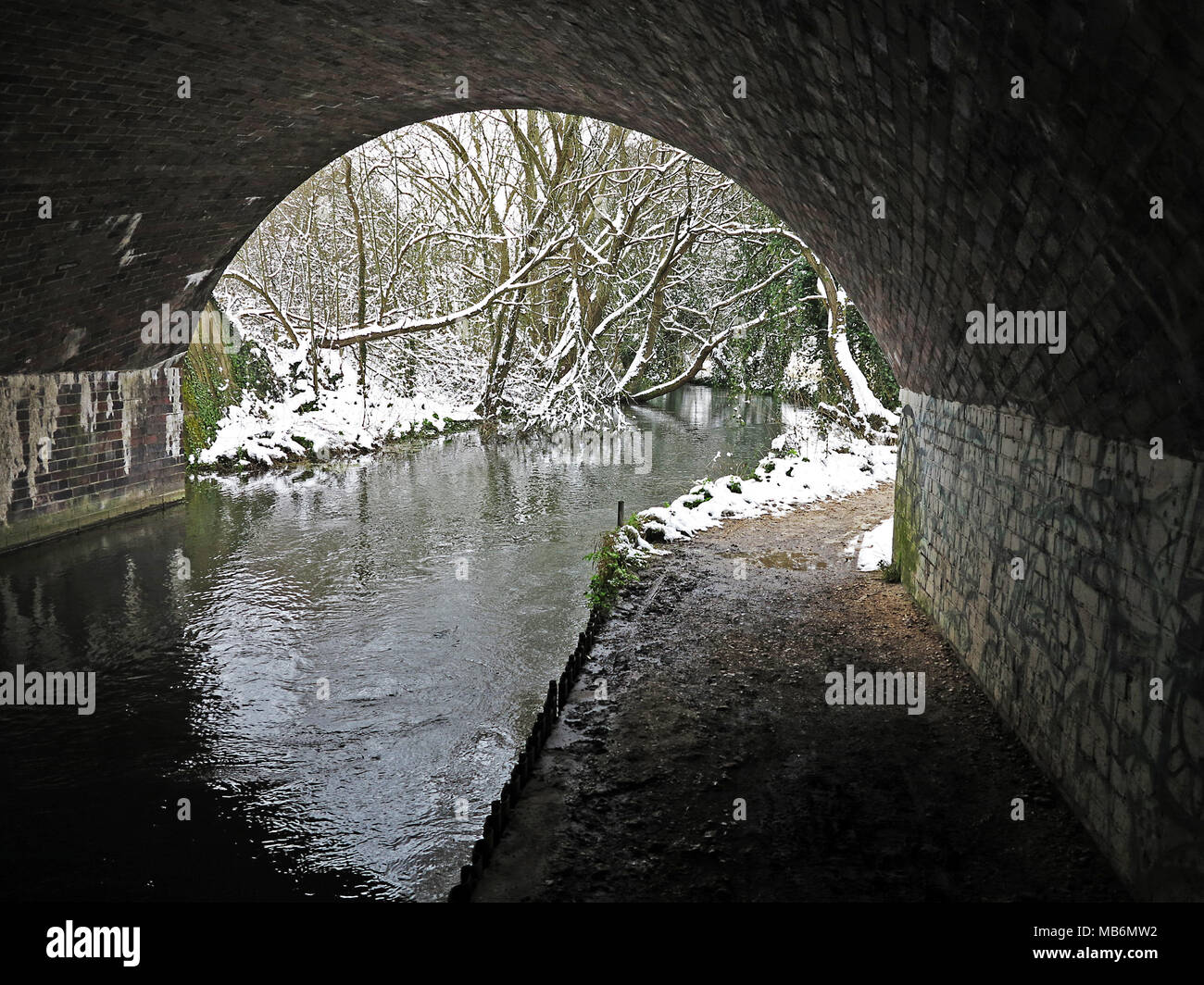 Fluss Itchen Navigation Heritage Trail, nach einem Schneefall, Eastleigh, Hampshire, England. Stockfoto