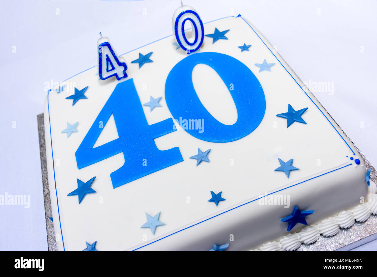 40. Weißer Geburtstagskuchen mit blauen Verzierungen Stockfoto
