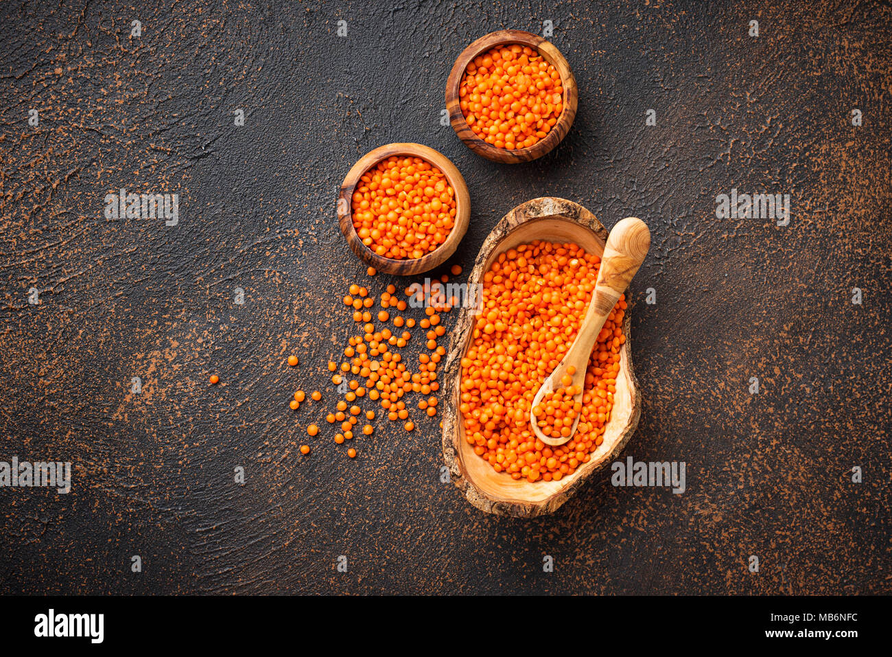 Schale mit roten Linsen auf Rusty Hintergrund Stockfoto