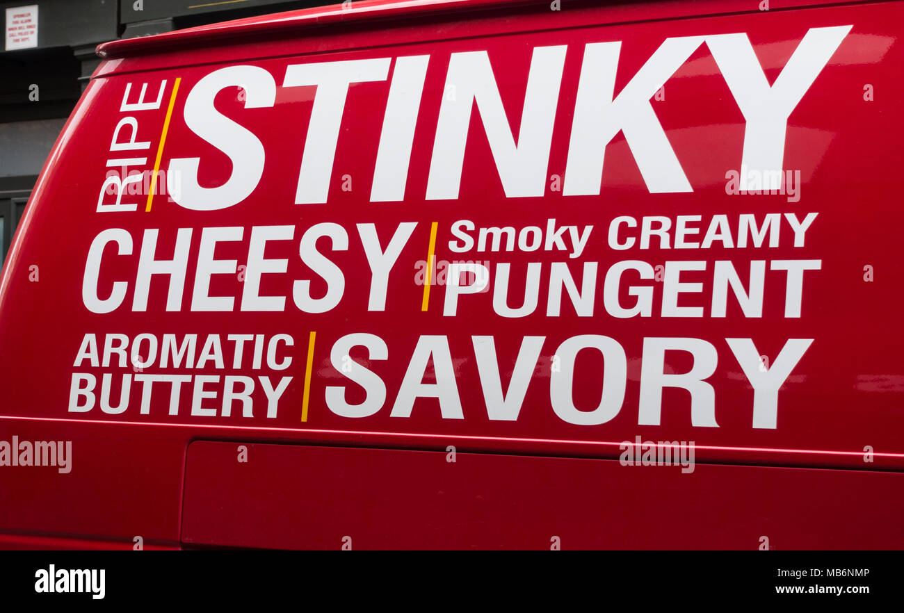 Red Käse store van in Brooklyn, mit lustigen Beschreibungen der Produkte Stockfoto