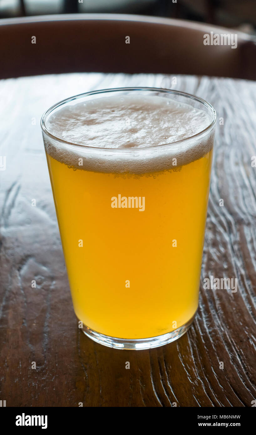 Ein hohes Glas von New England Indische Pale Ale, wie trübe IPA bekannt Stockfoto