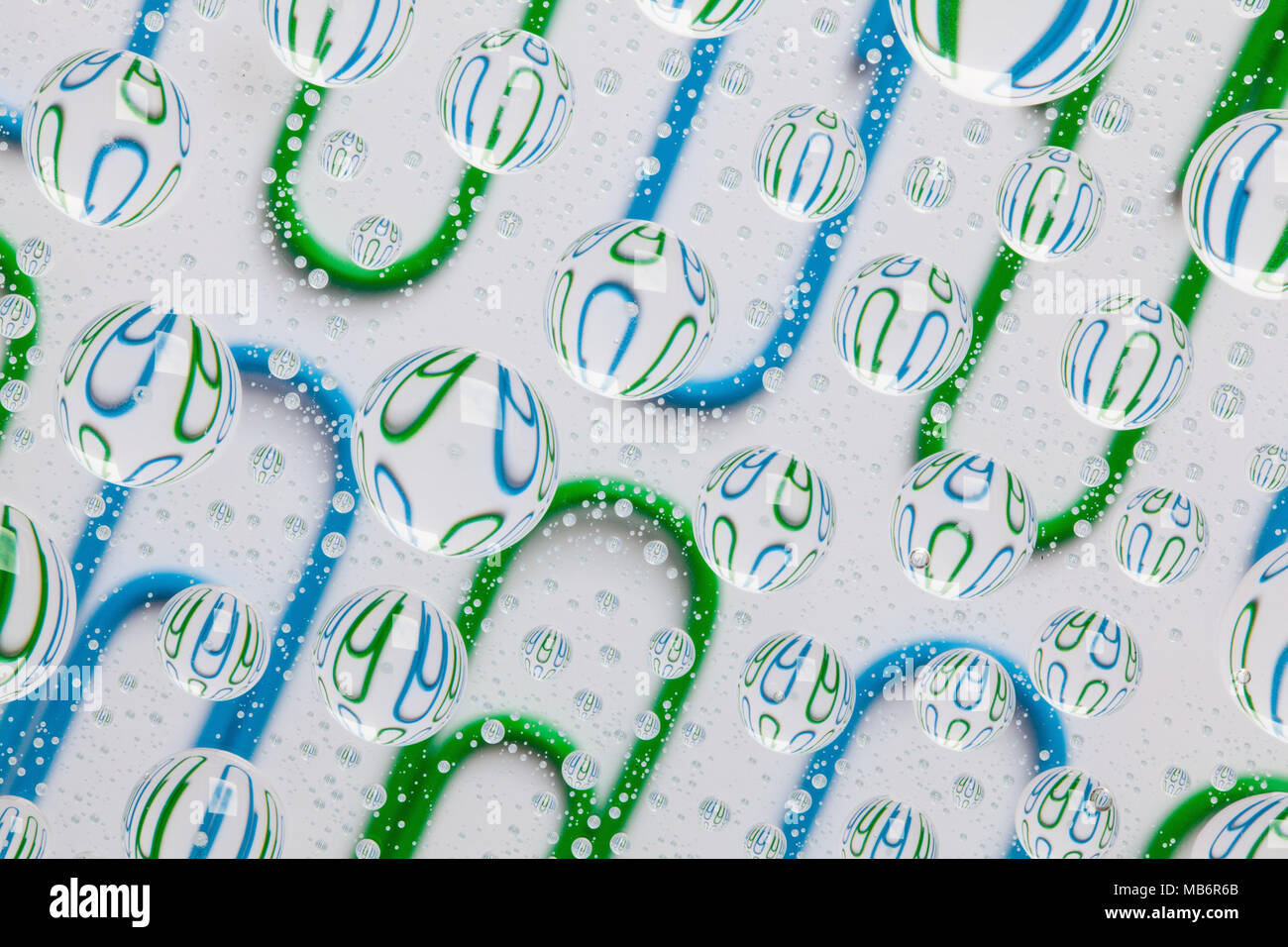 Farbe Hintergrund mit Regentropfen und Büroklammern Stockfoto