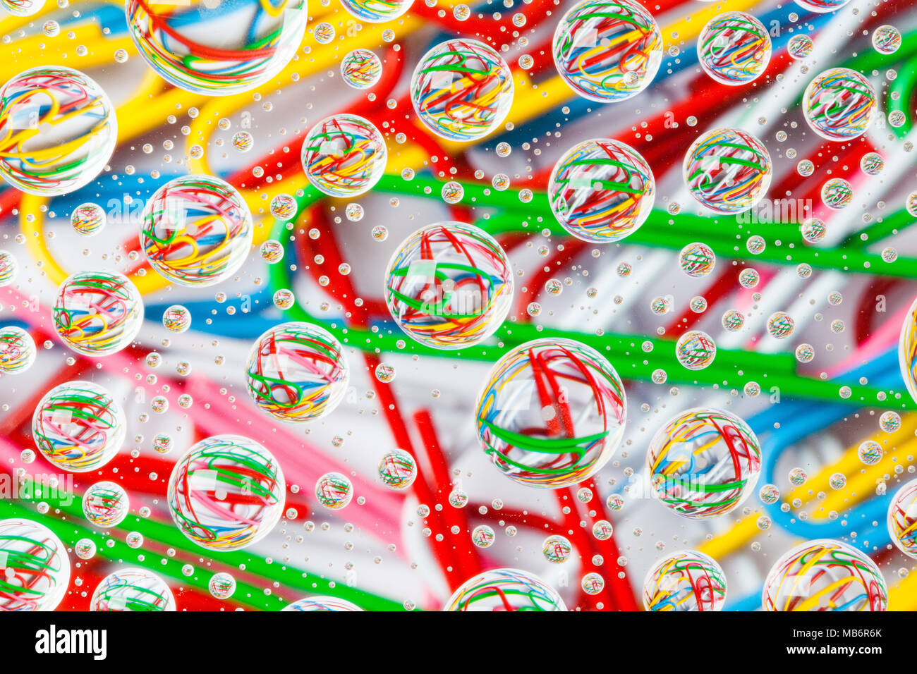 Farbe Hintergrund mit Regentropfen und Büroklammern Stockfoto