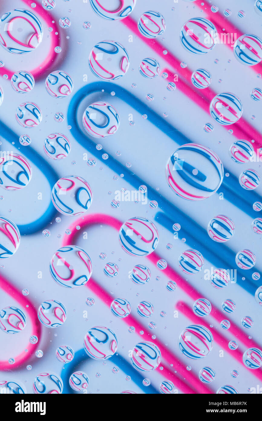 Farbe Hintergrund mit Regentropfen und Büroklammern Stockfoto