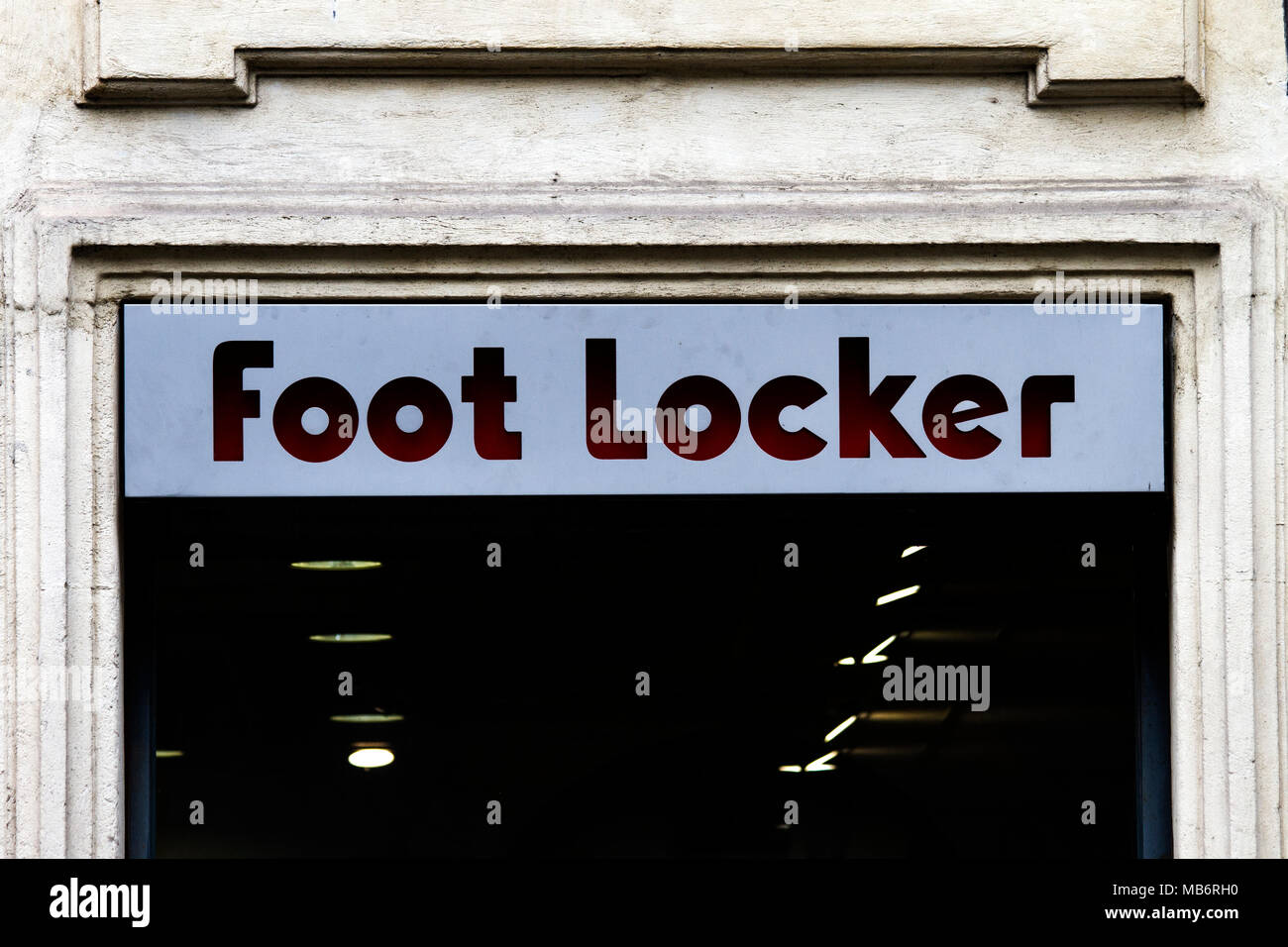 CATANIA, Italien, 27. APRIL 2014: Detail von Foot Locker Stores in Catania, Italien. Es ist eine US-amerikanische Sportswear und Schuhe Einzelhändler gegründet in 1974. Stockfoto
