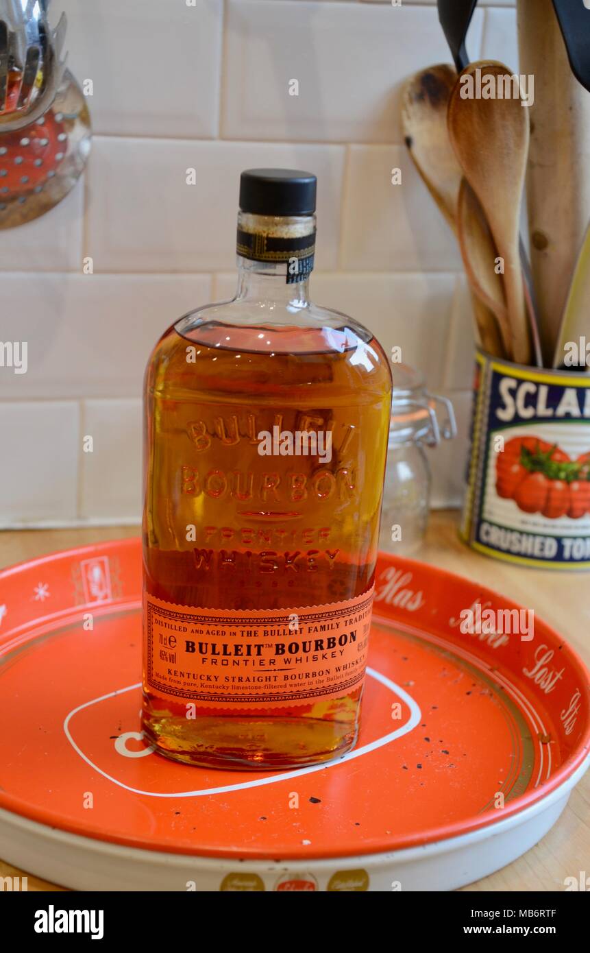 Ein Glas Flasche bulleit Kentucky Bourbon Whisky 70 cl auf ein Tablett mit Tee Stockfoto