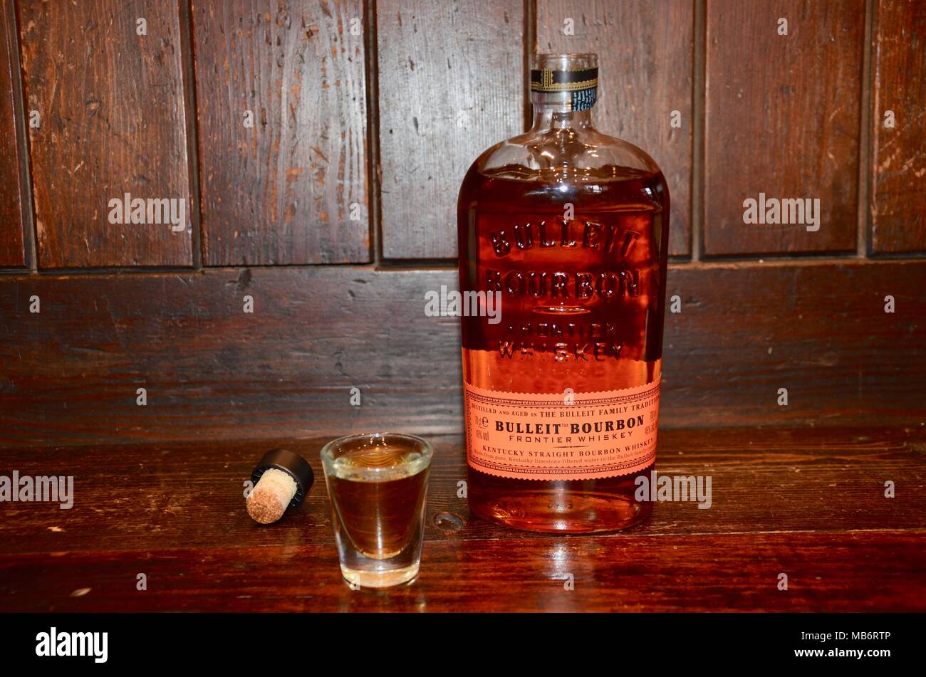 Ein Glas Flasche bulleit Kentucky Bourbon Whisky 70 cl auf einer Holzbank Stockfoto
