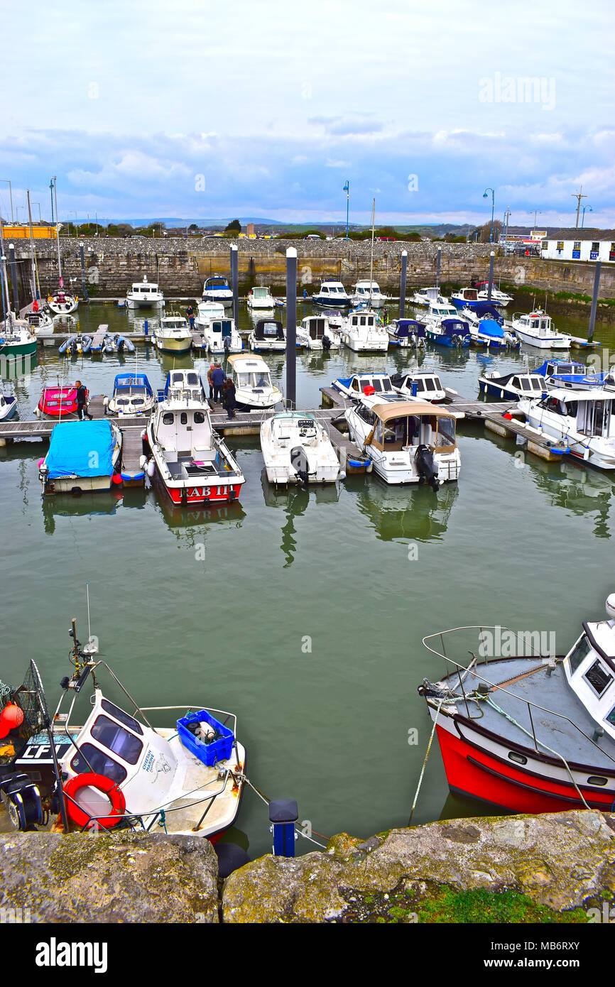 Eine Zusammenstellung von hauptsächlich Freizeitaktivitäten Handwerk sicher in die vor kurzem abgeschlossene Porthcawl Marina, South Wales vertäut. Früher Teil des alten Docks/Hafen. Stockfoto