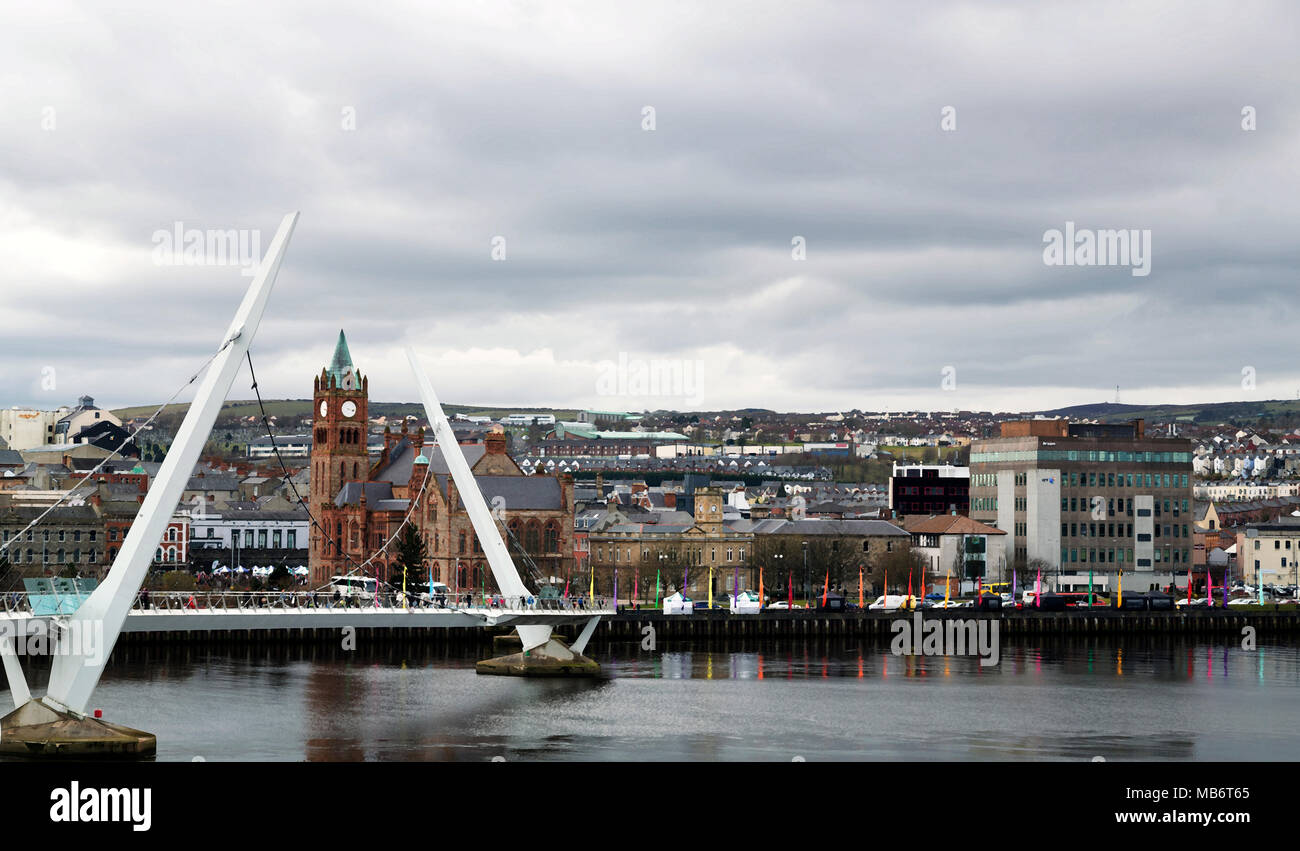 Der Peace Bridge und Guildhall, Derry/Londonderry, Nordirland Stockfoto