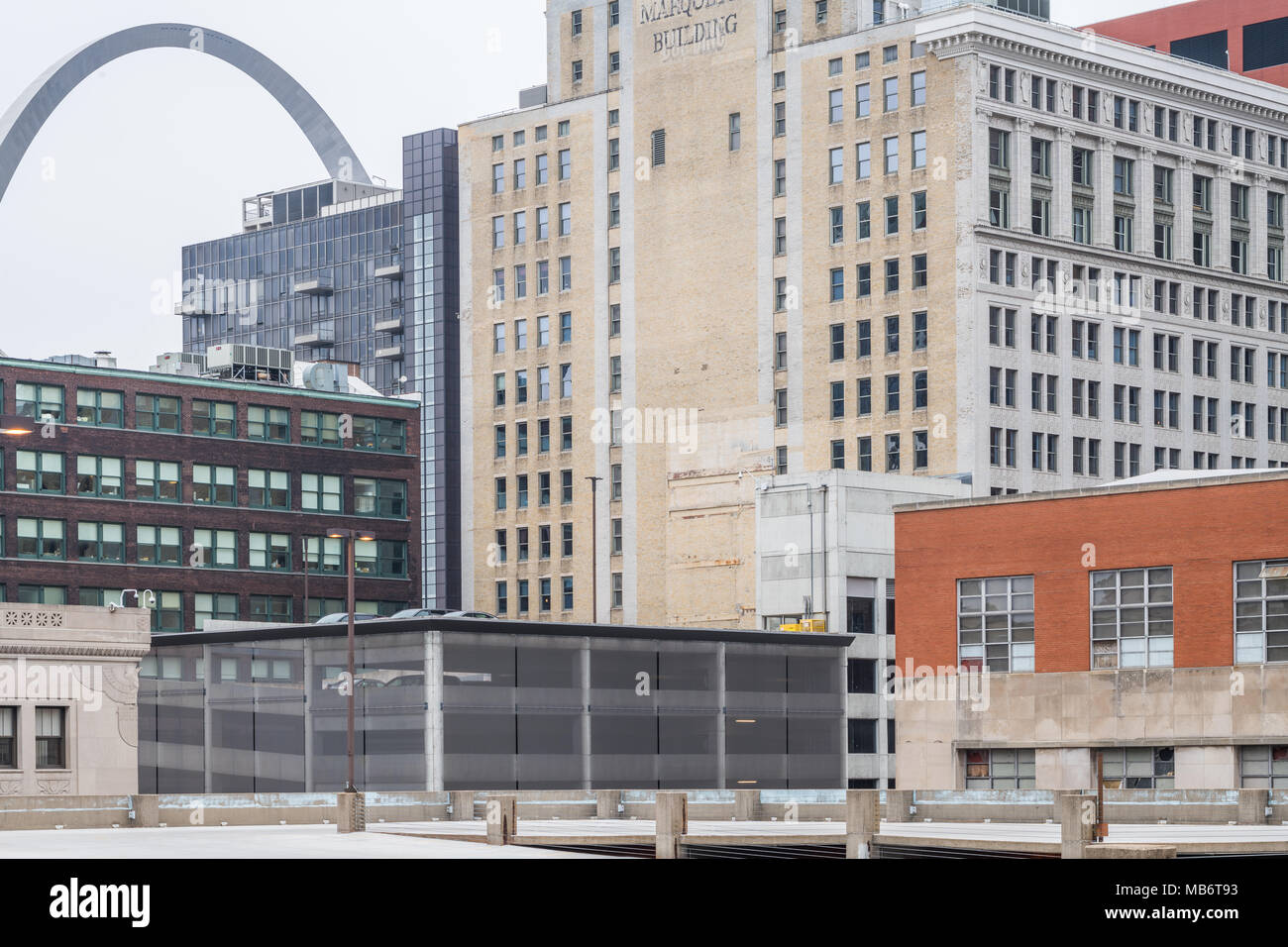 Gebäude in der Innenstadt von St. Louis mit Garage im Vordergrund Stockfoto