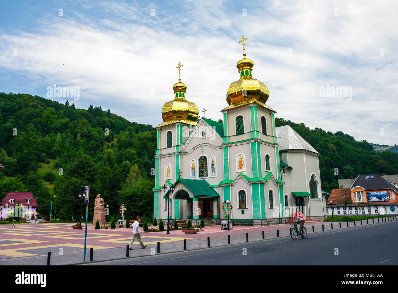 Rakhiv, Ukraine - May 21, 2012: Der russisch-orthodoxen Kirche des Heiligen Geistes. schöne Landschaft in den Karpaten. Stockfoto