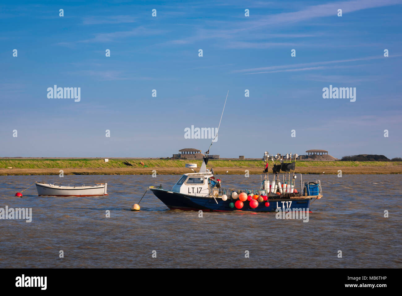 Küste von Suffolk, Aussicht über den Fluss Alde in Richtung Orford Ness Naturschutzgebiet mit verlassenen Ära des Kalten Krieges geheime Waffen Forschung Pagoden noch sichtbar. Stockfoto