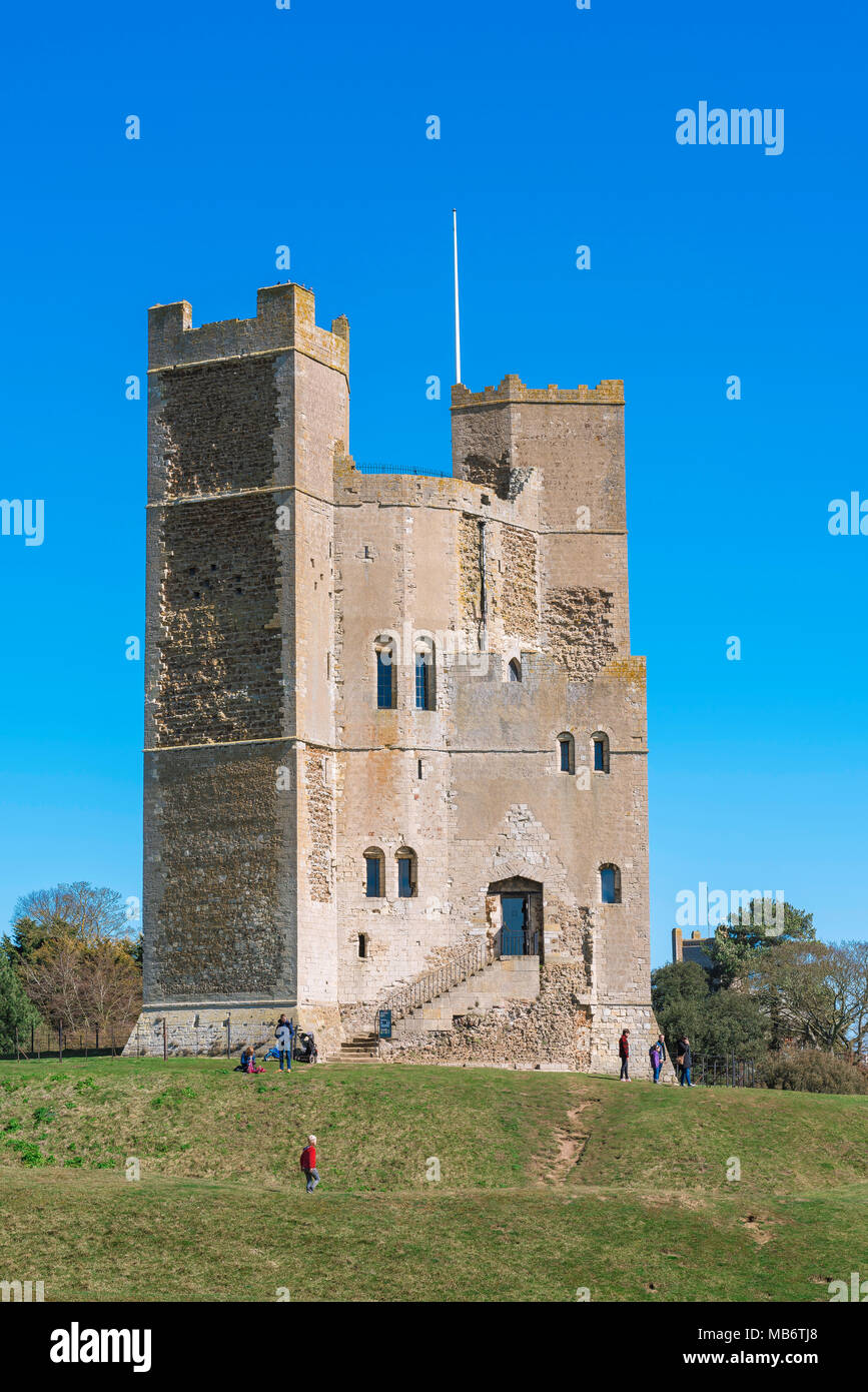 Castle Orford Suffolk, Blick im Sommer auf das gut erhaltene Schloss aus dem 12. Jahrhundert, das vom National Trust in Orford, Suffolk, England, geführt wird Stockfoto