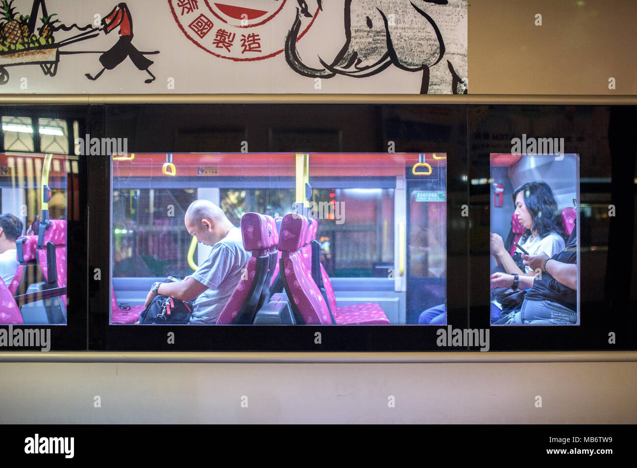 Menschen auf eine Hong Kong Bus bei Nacht Stockfoto