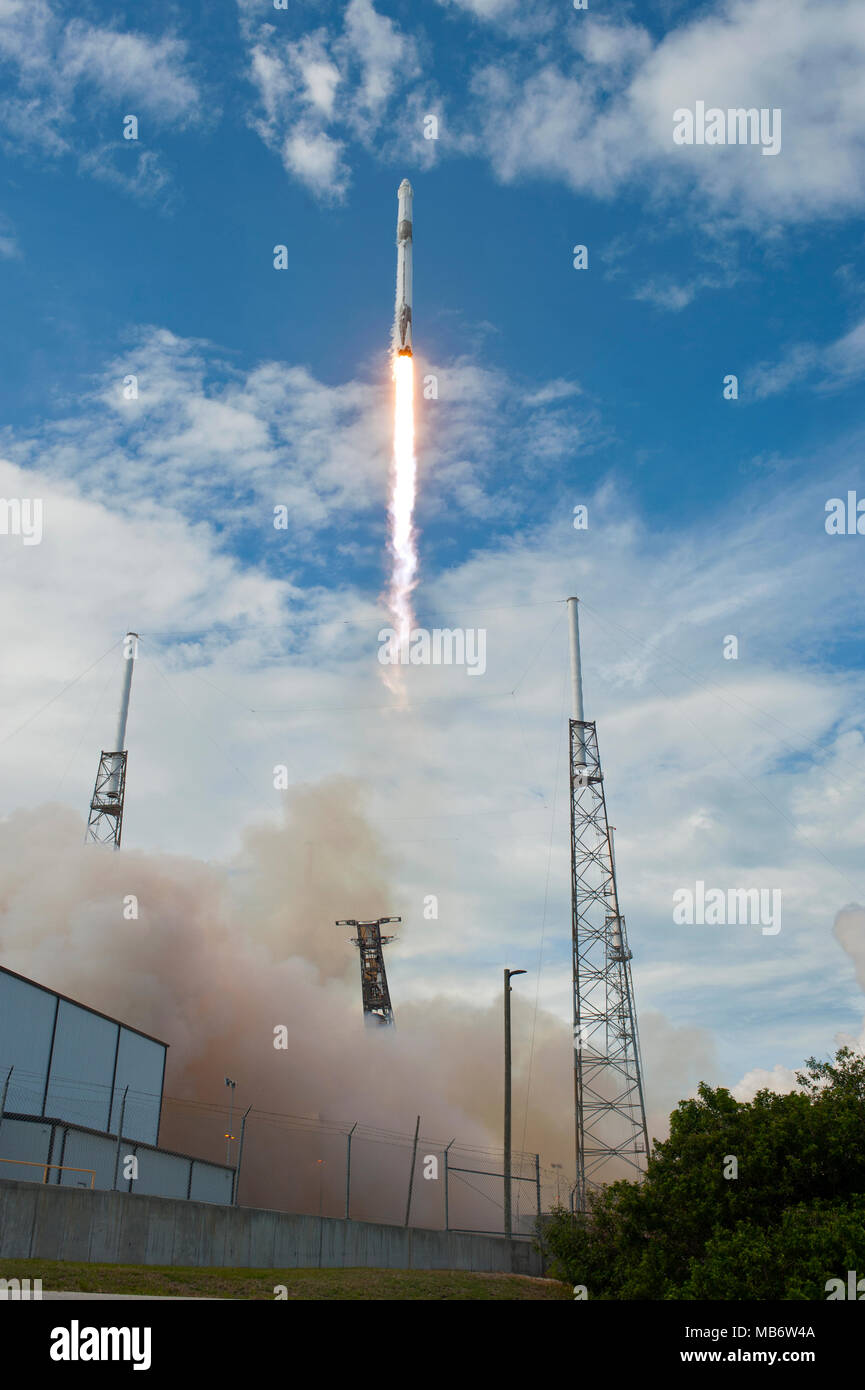 Eine SpaceX Falcon 9 Rakete Durchführung der Drache resupply Raumfahrzeug Knalle weg vom Weltraum aus komplexen 40 Start in Cape Canaveral Air Force Station April 2, 2018 in Cape Canaveral, Florida. Die 14 SpaceX commercial resupply Services Mission für die NASA, liefert, Verbrauchsmaterial, Geräte und neue Experimente für die Forschung auf der Raumstation. Stockfoto