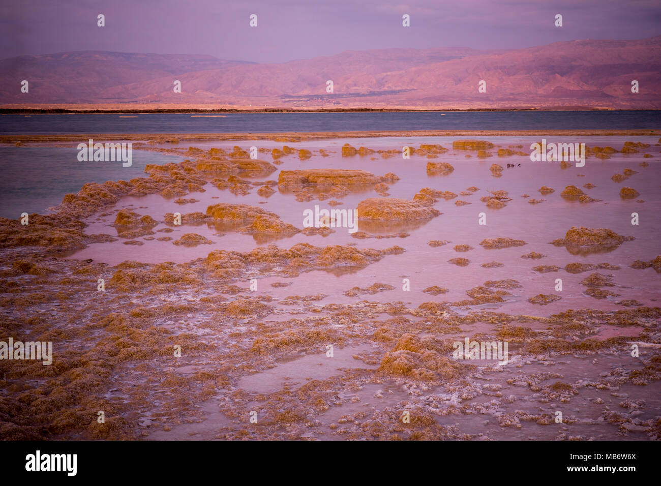 Sonnenuntergang von Salz Formationen im Toten Meer, zwischen Israel und Jordanien Stockfoto